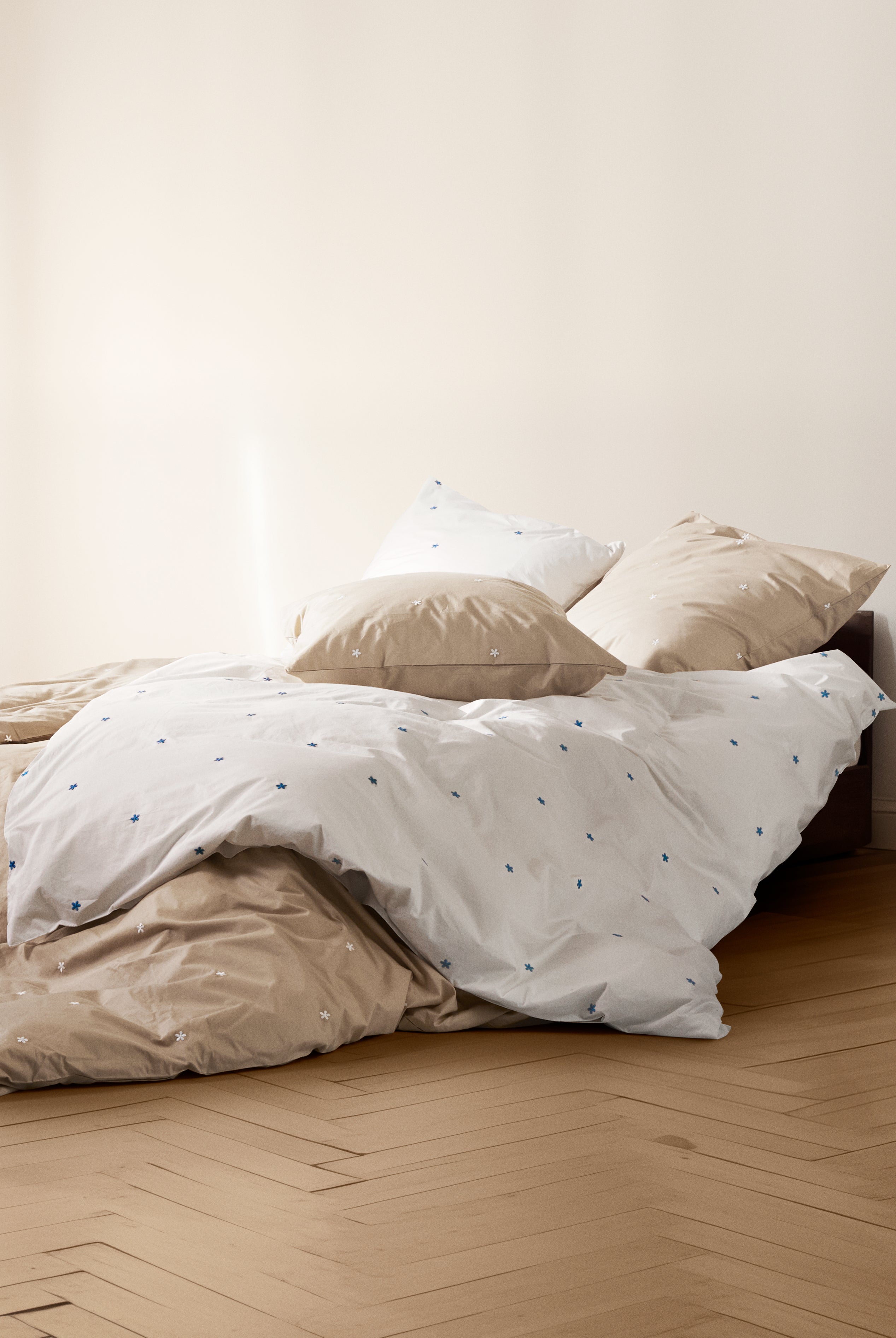 Daisy sengetøj - hvid/lys blå